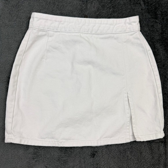 Lioness Dresses & Skirts - Lioness Women XS White Denim Mini Skirt Side Slit‎ High Waisted